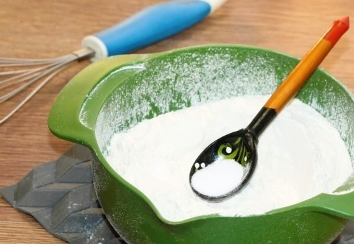 1. Этап. Морские узелки с чесночным маслом: 4. Оставшуюся муку смешайте с солью.