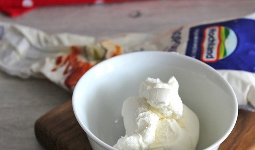 1. Этап. Омлет «На ужин»: Приготовить сырные шарики. Для этого творожный сыр ТМ Hochland выложить в чашку.