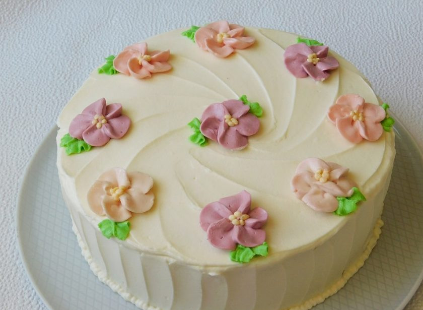 1. Этап. Торт для свекрови: Готовый торт украсьте по своему вкусу.