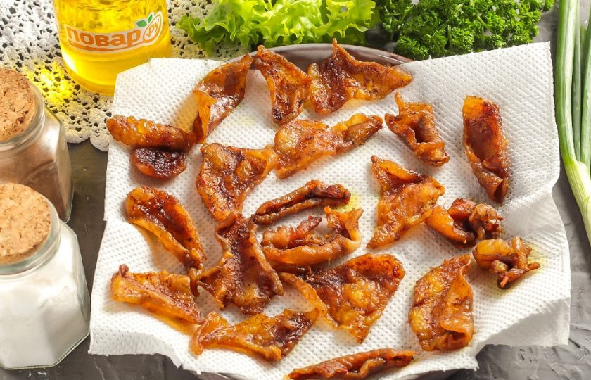 1. Этап. Чипсы из куриной кожи в духовке: Чипсы выложите на тарелку, застеленную бумажными салфетками, чтобы удалить лишний жир. Может быть потребуется несколько салфеток. После чего дайте закуске остыть, она станет более хрустящей и ломкой.