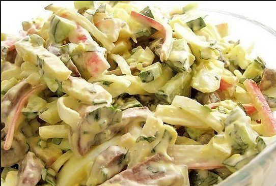 1. Этап. Украшение фаршированной рыбы: 1. Итак, я обычно подаю рыбку вместе с салатом. Это может быть любой ваш любимый салатик. Рекомендую, конечно же, легкие овощные, заправленные сметаной или йогуртом. Так будет и рыба, и гарнир к ней сразу!