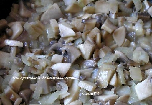 1. Этап. Грибной соус-дип с авокадо и базиликом: Лук нарежьте, обжарьте на растительном масле до прозрачности. Добавьте грибы, готовьте, пока не испарится лишняя жидкость, затем влейте вино и дайте выпариться спирту, посолите, поперчите. Тушите под крышкой до готовности.