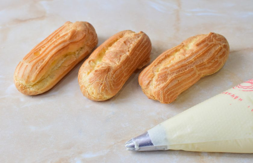 1. Этап. Французские эклеры: Эклеры прорежьте с одной стороны и наполните кремом. Внешне эклеры можно оставить светлыми. Можно посыпать сахарной пудрой или полить глазурью.