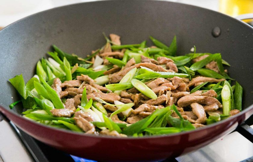 1. Этап. Свинина, обжаренная на сковороде с зеленым луком: 4. Нарежьте по диагонали небольшими кусочками зеленый лук и добавьте его в сковороду к мясу, обжаривайте 1-2 минуты.