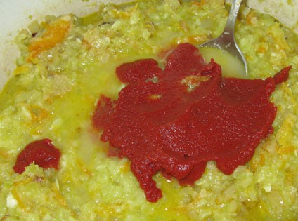 1. Этап. Кабачковая икра с мукой: Готовим основную овощную смесь. После того как кабачки протушились 40 минут, добавляем к ним обжаренную морковку и лук. Тщательно смешиваем все, добавляем томатную пасту. Всё это необходимо тушить на слабом огне. Как только добавили заправку и пасту, остается протушить все 20 минут. Всего кабачки тушатся 1 час.