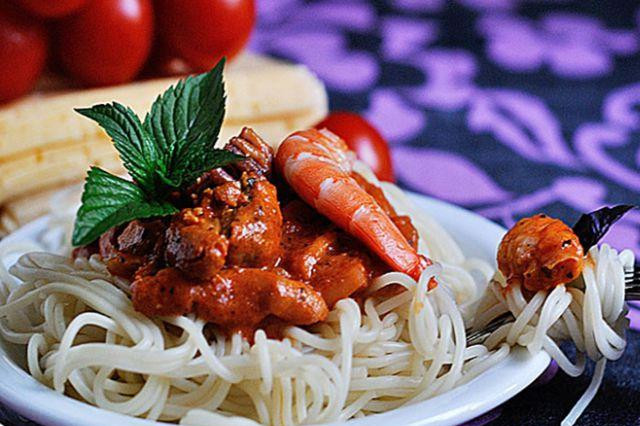 1. Этап. Спагетти с морепродуктами: Выкладываем на тарелку отваренные спагетти, сверху поливаем соусом с морепродуктами. Приятного аппетита!