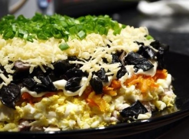 1. Этап. Салат с курицей и черносливом слоеный: Затем выкладываем измельченный чернослив, слегка смазываем майонезом. Посыпаем натертым сыром и посыпаем измельченной зеленью. Даем салату настояться хотя бы час и подаем к столу.