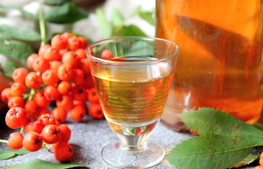 1. Этап. Рябина на коньяке в домашних условиях: Приятного употребления!