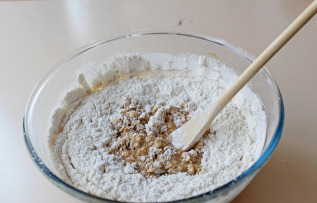 1. Этап. Кофейно-ореховый кекс: 6. Тщательно перемешайте, всыпьте просеянную муку и разрыхлитель.