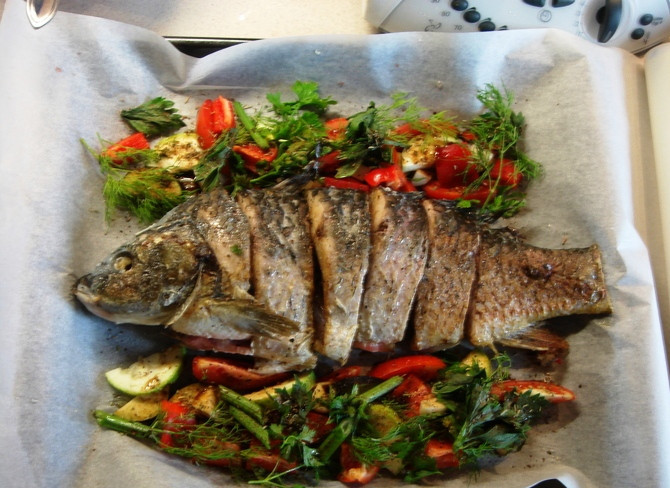 1. Этап. Запеченная рыба: Рыбу выложите в центр между овощами.