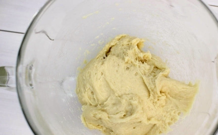 1. Этап. Булочки с начинкой: 5. Замесите тесто, накройте его чистым полотенцем и оставьте в теплом месте подходить часика на полтора.