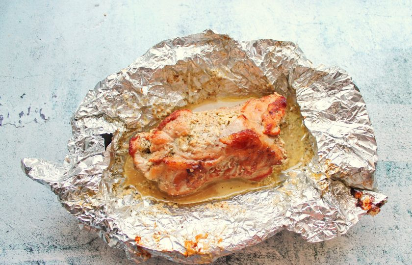 1. Этап. Свинина фаршированная маринованным перцем: Поставьте форму со свининой в горячую духовку и запекайте при температуре 180 градусов в течение 90 минут. Снимите фольгу, подержите в духовке еще 10 минут. Спустя время достаньте фаршированную свинину, дайте постоять 10 минут, разрежьте и подавайте к столу.