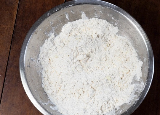 1. Этап. Печенье за 15 минут: 1. Первым делом включите духовку, пусть греется до 200 градусов. Подготовьте жаропрочный противень, смажьте его маслом или застелите пергаментом. В глубокую мисочку просейте муку, соль и разрыхлитель. По вкусу добавьте сахар.