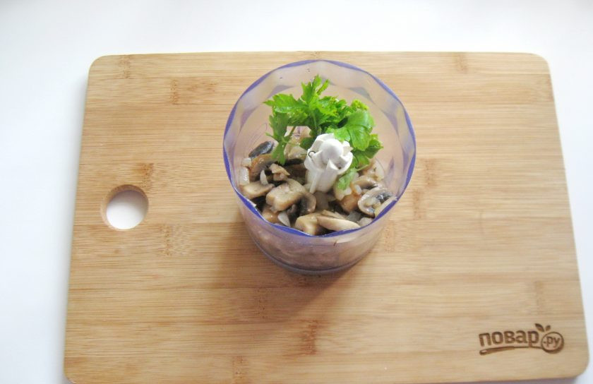 1. Этап. Жареные огурцы с грибами: Выложите жареный лук с шампиньонами в блендер. Добавьте зубчик чеснока и петрушку.