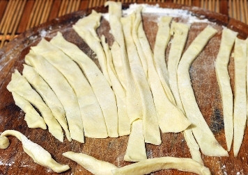 1. Этап. Суп Северный: Затем раскатываем не очень тонко тесто и нарезаем лапшу. Я делал все это на 