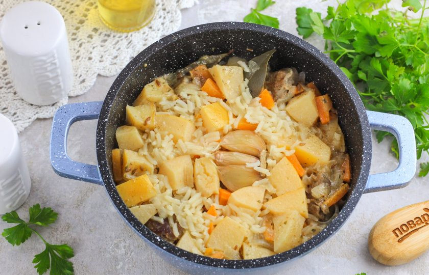 1. Этап. Плов с айвой и говядиной: Когда рис вберет в себя всю жидкость, выключите нагрев и оставьте плов под крышкой еще на 10 минут.