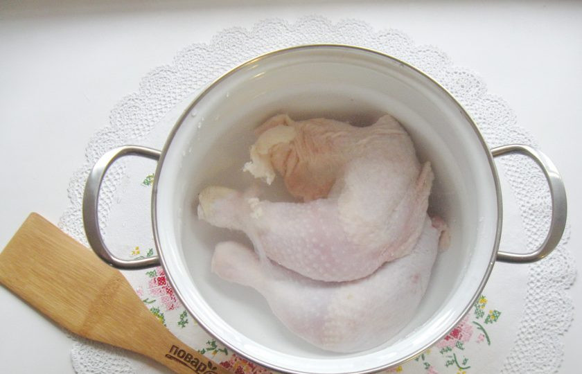 1. Этап. Чыхыртма с курицей: Залейте курицу водой. Доведите до кипения, снимите пену.