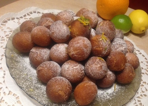 1. Этап. Лаймовые пончики на сгущенном молоке: Обжаренные пончики выкладывайте на бумажное полотенце, пусть впитается лишний жир. Остывшие пончики посыпаем сахарной пудрой.