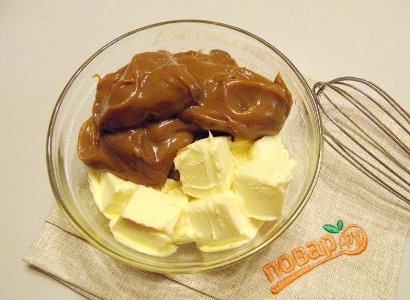 1. Этап. Торт Муравейник из печенья со сгущенкой: Масло сливочное должно быть комнатной температуры, мягкое. Добавьте к нему вареную сгущенку. Венчиком или миксером смешайте крем в однородную пластичную массу.