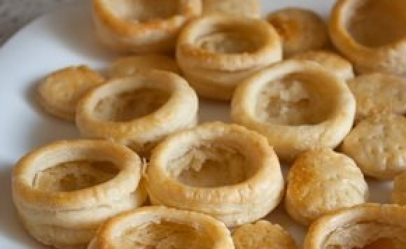 1. Этап. Волованы с начинкой: 1. Чтобы приготовить волованы с начинкой в домашних условиях, начнем с малого - приготовления основы. Для этого раскатайте тесто и вырежьте круги большего и меньшего диаметра. Первое кольцо смажьте яйцом, после чего сверху нужно выложить второе кольцо. Вт теперь можно отпрвлть наши заготовки в духовку. Расколите ее до 200 градусов. Волованы выпекаются около 15 минут.