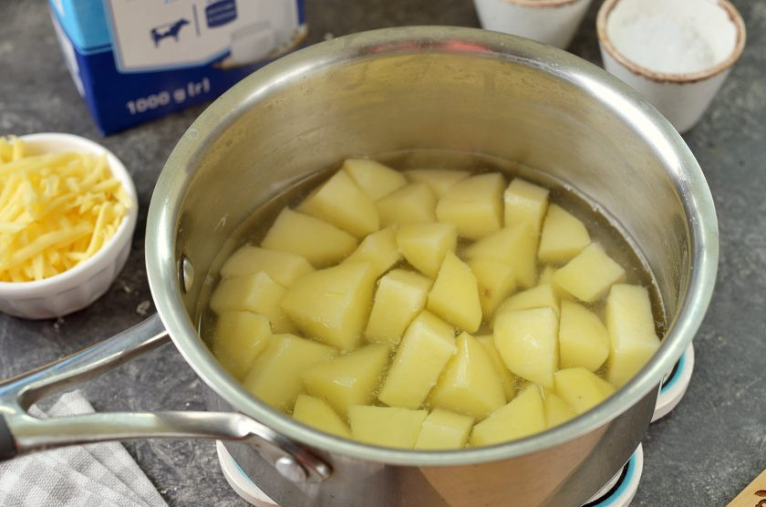 1. Этап. Звезды из сосисок и картофельного пюре: Картофель нарежьте на кусочки, залейте водой, чуть посолите, отварите до готовности минут 15-17.