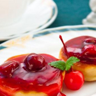 Сырники с вишневым соусом