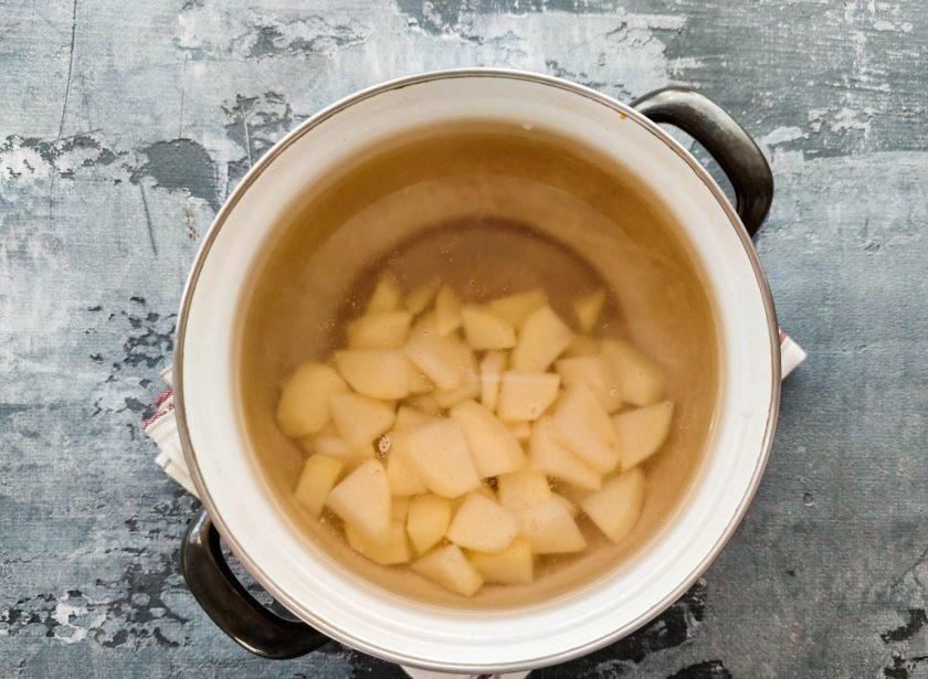 1. Этап. Картофельный суп с бобовыми: В кастрюлю наберите чистую воду и доведите ее до кипения. В воду выложите нарезанный картофель и варите 5-10 минут.