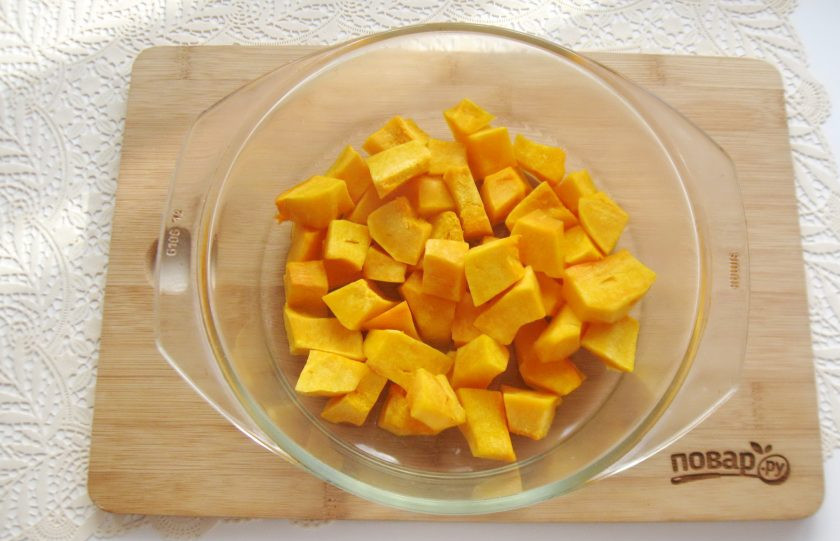 1. Этап. Тыква с грибами: Полейте тыкву растительным маслом и перемешайте. Поставьте в духовку и запекайте 15 минут при температуре 180-200 градусов.