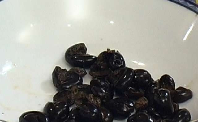 1. Этап. Пирог со щавелем от Юлии Высоцкой: Сыр натрите на мелкой тёрке. Оливки нарежьте на четвертинки.