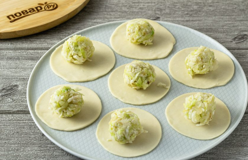 1. Этап. Пельмени с редькой: В центр выложите начинку.