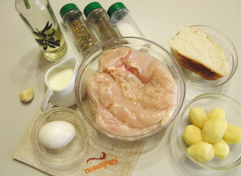 1. Этап. Куриное суфле в духовке: Подготовьте продукты для суфле. Снимите с куриной грудки кожу, вымойте мясо под проточной водой. Картофель очистите от кожуры.