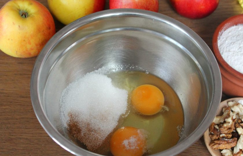 1. Этап. Мамин яблочный пирог: В миску разбиваем яйца, добавляем соль, сахар и корицу.