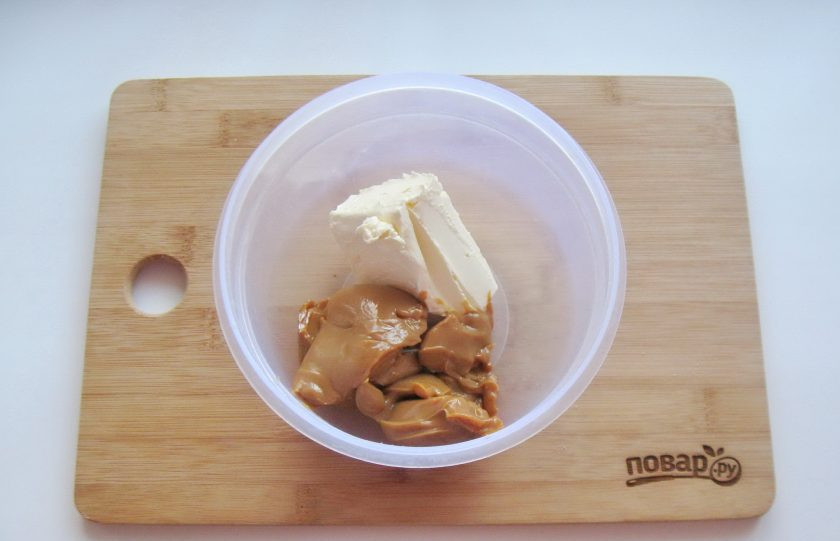 1. Этап. Меренговый торт: Приготовьте крем для торта. В миску выложите мягкое сливочное масло и вареную сгущенку.