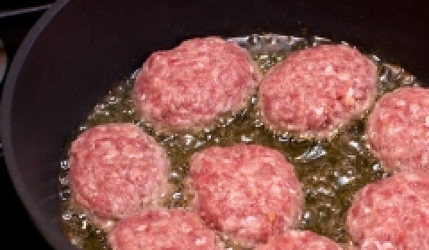 1. Этап. Котлеты из свинины и говядины: Теперь фарш нужно сформовать в котлетки. Сначала смочите руки в холодно, чтобы фарш не прилипал к рукам и смело приступайте к лепке котлеток. Налепленные котлетки опустите в разогретую сковородку с маслом и обжарьте на сильном огне с двух сторон. Теперь налейте в сковороду 1 стакан воды и тушите котлеты 20-25 минут. Следите, чтобы котлеты не подгорели. Приготовление котлет из свинины и говядины займет немного времени, а результат получится непревзойденный! Приятного аппетита!