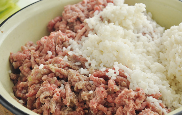 1. Этап. Голубцы из молодой капусты: 2. Смешиваем фарш с рисом до состояния однородной массы. Делать это нужно руками или при помощи подручных столовых приборов.