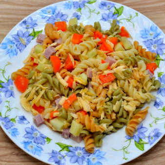 Салат из цветных макарон