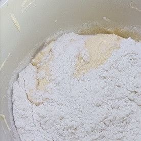 1. Этап. Глазированный лимонный пирог: Добавьте к тесту оставшуюся муку и хорошо перемешайте уже ложкой или лопаткой. Выложите тесто для кекса в подготовленную форму и поставьте в разогретую духовку на 15 минут. Затем уменьшите температуру до 150 ºC и продолжайте выпекать еще 40–45 минут. Дайте остыть в течение 15 минут, затем выньте из формы. переложите на решетку до полного остывания.