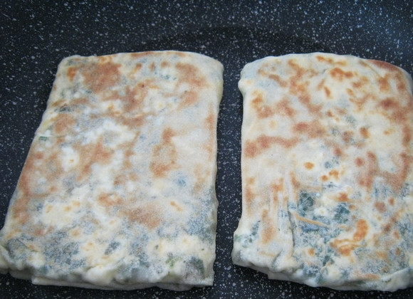 1. Этап. Турецкая лепешка гезлеме: В целом я их жарила по 4-5 минут с каждой стороны.