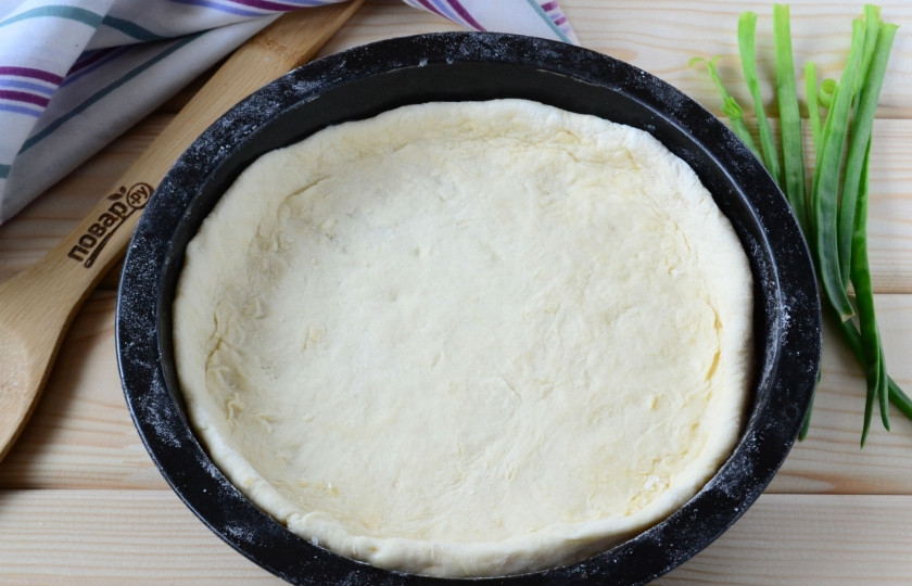 1. Этап. Фитчи: Тесто разделите на 2 неравные части. Большую часть раскатайте и положите на дно формы, смазанной растительным маслом. Сформируйте высокие бортики.