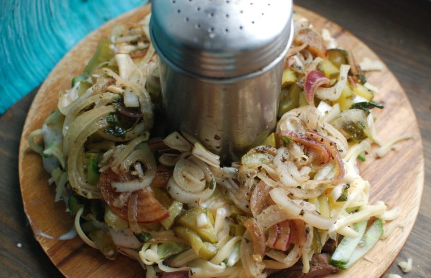 1. Этап. Салат с говядиной и маринованными огурцами: 4. Затем выкладываем соленые огурцы и маринованный лук. Я мариную лук на ночь: уксус смешиваю с солью, сахаром и горчицей и сбрызгиваю лук. Тщательно перемешиваю и оставляю на ночь в холодильнике. На огурцы выкладываем лук.