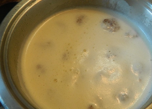 1. Этап. Юварлакья: 9. Выливаем готовый соус к фрикаделькам и оставляем на огне еще на несколько минут, но не даем закипеть!