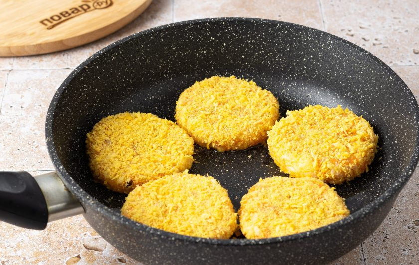 1. Этап. Морковно-рисовые котлеты: Обжарьте котлеты в хорошо разогретой сковороде до золотистого цвета с двух сторон.