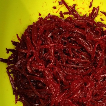 1. Этап. Мясной салат со свеклой: Свеклу отварить до готовности, остудить, натереть на терке по-корейски или нарезать длинной соломкой.