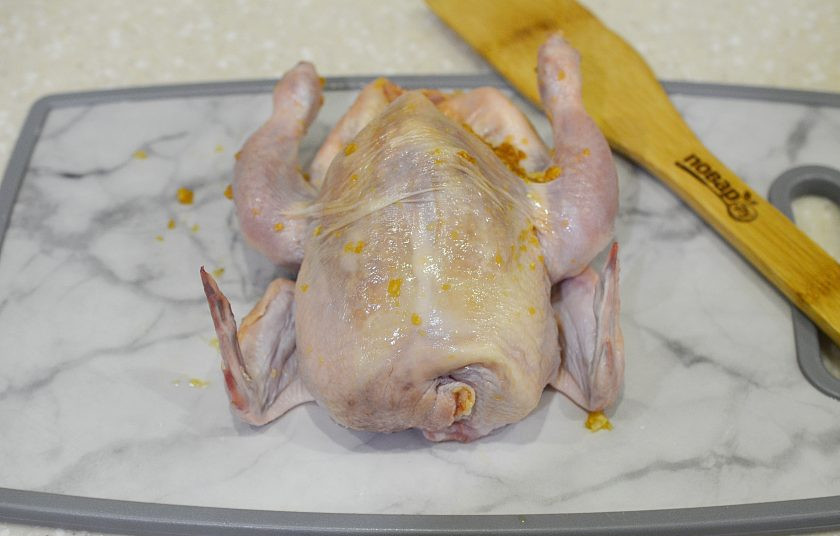 1. Этап. Курица, запеченная в беконе: 4. Приподнимите кожу курицы и начините ее маринадом под кожей. Оставьте на 6-8 и более часов.