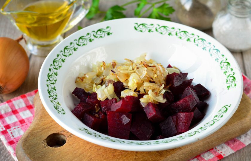 1. Этап. Салат из свеклы с жареным луком: Добавьте к свекле жареный лук вместе с маслом.
