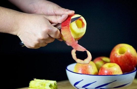 1. Этап. Яблоки, запеченные в тесте: 6. За это время можно заняться яблочками. Очистите их аккуратно от шкурки и удалите сердцевинку.