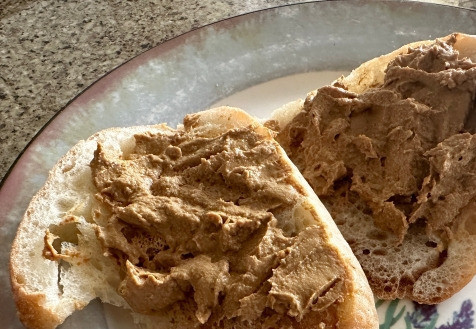 1. Этап. Паштет из индюшачьей печени: А уж чем запивать - дело каждого. Итак. Почистить овощи - пять минут это прямо вот сильно «не спеша», морковку варить (вместе с закипанием) - двенадцать минут, десять - лук. Печень - пятнадцать минут. Блендер. Минут десять. Всего получилось - около часа времени и, примерно восемьсот граммов нежнейшего, вкусного паштета. На три-четыре дня, если только завтракать вполне себе хватит. Да. Рискну посоветовать. Если сверху положить ложечку джема, например, вишневого или клюквенного, то и вовсе получится - празднично и торжественно!!!