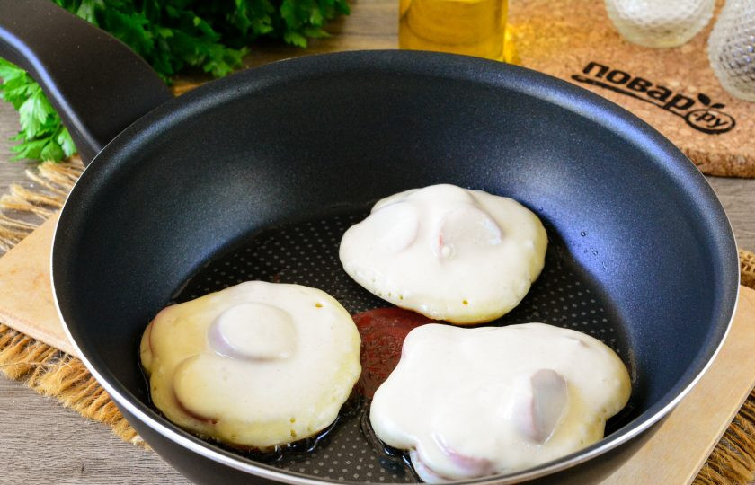 1. Этап. Оладьи с сосисками на кефире: Разогрейте масло в сковороде, ложкой наливайте оладьи, начните жарить на огне чуть меньше среднего.