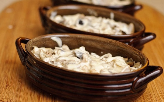 1. Этап. Жульен: 12. В жаропрочные формочки разложите грибы. Сверху полейте соусом.