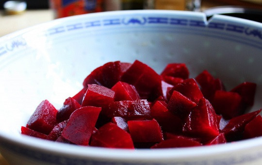 1. Этап. Простой салат из свеклы вареной: 2. Нарезать средними кубиками и отправить в салатник.